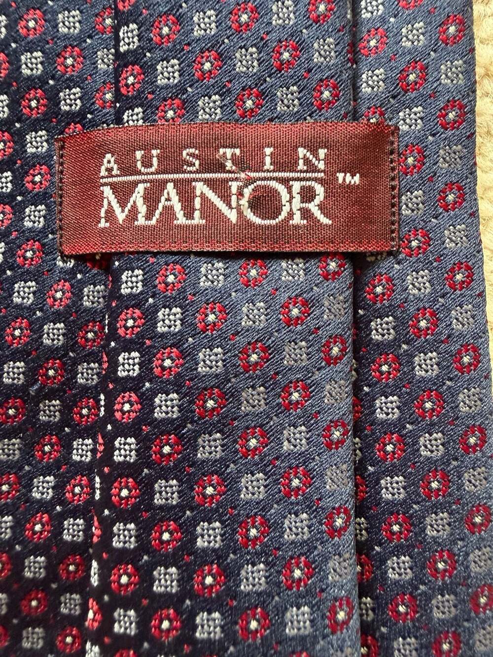 Austin Manor Men's Blue and Red Geometric Pattern Silk Necktie